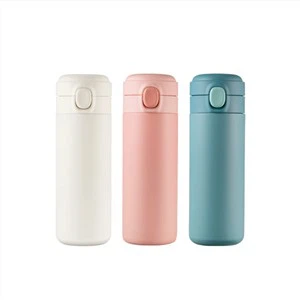 Okrenite gornju bocu vode